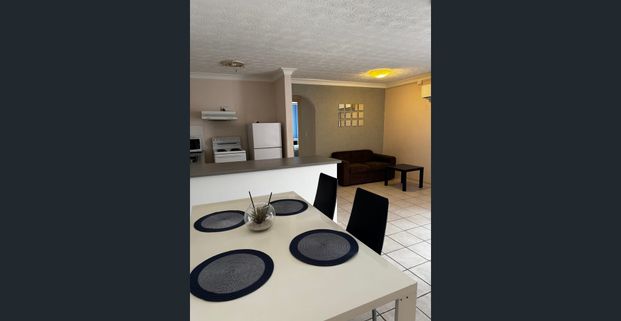 Prime Surfers Paradise Location – Air-Conditioned 1-Bedroom Unit - Photo 1