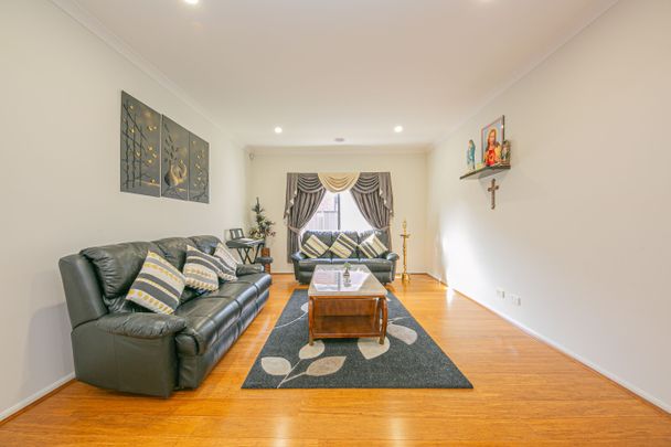 Spacious, Stylish 4-Bedroom Home for Rent - Available 27/11/2025 - Photo 1
