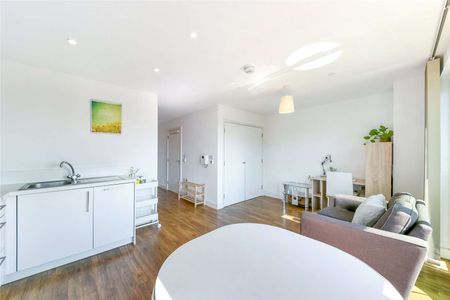 A lovely modern studio apartment with a great view. - Photo 2