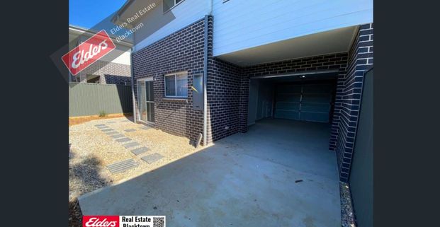 SPACIOUS TOWNHOUSE LESS THAN 5 MINS FROM STATION! - Photo 1