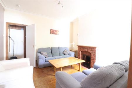 1 bedroom in a house share to rent - Photo 2
