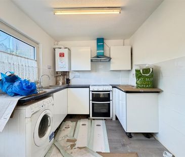 3 Bedroom House - Mid Terrace To Let - Photo 2