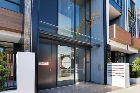 Split Level Two Bedroom Apartment With Parking - Photo 4