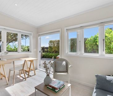 Elevated Eastern Bays Living with Iconic Auckland Views - Photo 2