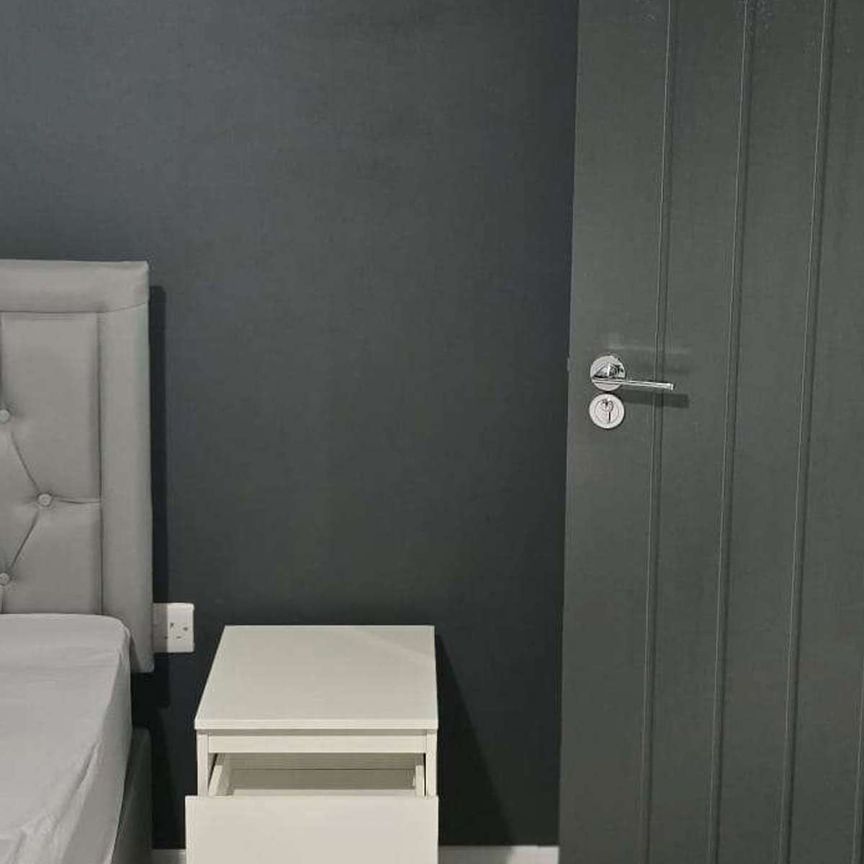 NO DEPOSIT Newly Refurbished 4-BEDROOM HOUSE TO RENT Room 2 - Photo 1