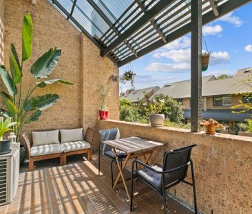 A Surprisingly Tranquil, Lush, Urban Townhouse - Photo 4