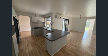 CHARMING FOUR BEDROOM HOME IN PRIME LOCATION! - Photo 4