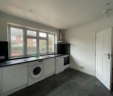 3 Bed Terraced House, More Close, E16 - Photo 2