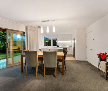 Elegant 3-Bedroom, 2-Bathroom Home in Coveted Castor Bay - Photo 4