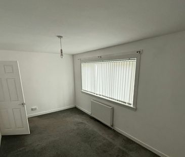 Flat to rent on - Photo 2