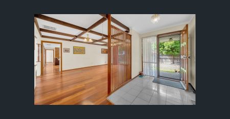 SPACIOUS FAMILY HOME IN PRIME LOCATION – COMFORT, CHARACTER & CONVENIENCE - Photo 4