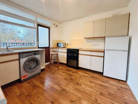 2 bedroom flat to rent - Photo 2