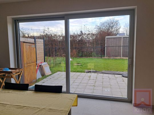 BEMEUBELDE woning met 3 slaapkamers, tuin en carport. - Photo 1