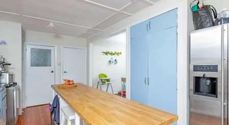 Three bedroom home - Close to local schools! - Photo 5