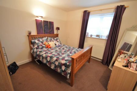 2 bedroom Flat To Let - Photo 3