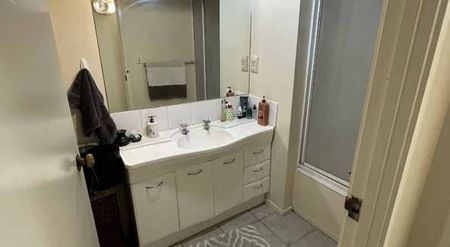 Spacious Mt Eden 2brm in Brilliant location and gated complex with one car port - Photo 3