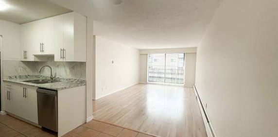 2 Bedroom + 1.5 Bathroom - Fully Renovated unit - Photo 2