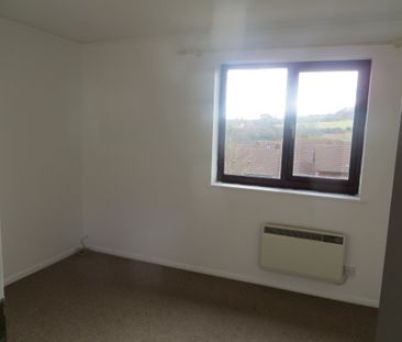 3 bed House - To Let - Photo 6