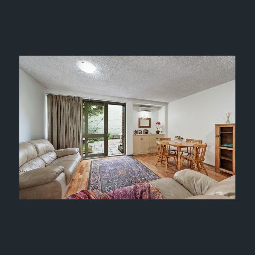 HUGE GROUND FLOOR 2 BEDROOM APARTMENT WITH OFF STREET PARKING - Photo 1