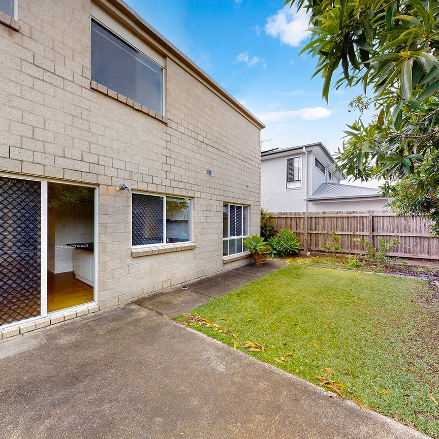 Spacious 5-Bedroom Family Home with Ducted Air and Media Room - Photo 1