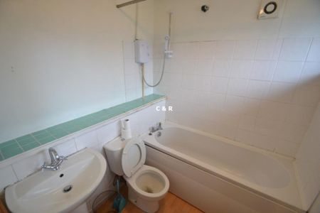 4 bedroom end of terrace house to rent - Photo 5