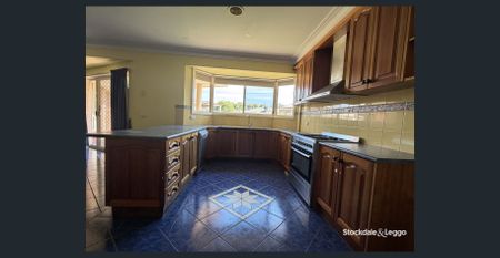 SPACIOUS FAMILY HOME - Photo 4