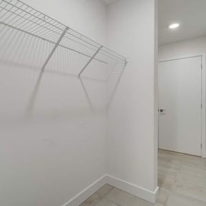 Très beau 51/2 luxueux, plein centre ville de Valleyfield ! Deux balcons, deux salles de bain, 2 A/C! Stationnements int, ascenseur, wifi inclus ! - Photo 2