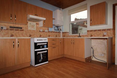 2 bedroom end of terrace house to rent - Photo 5