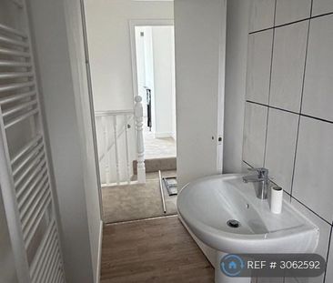 3 bedroom terraced house to rent - Photo 6