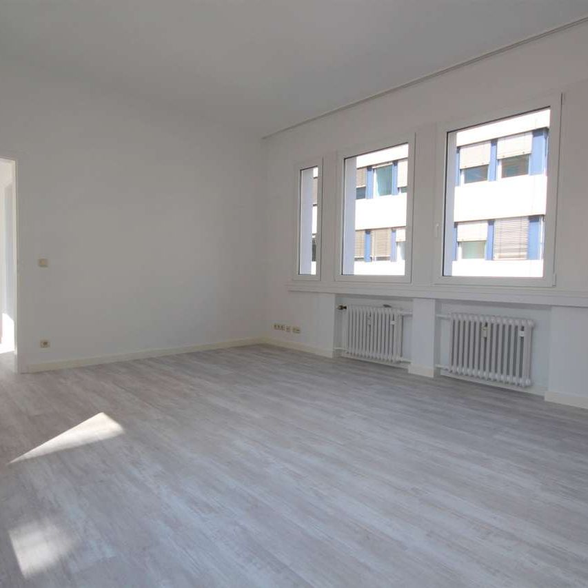 Köln: MODERNISIERTE ZWEI ZIMMERWOHNUNG mit HOHEN DECKEN und EINBAUKÜCHE in TOP LAGE in der INNENSTADT - Photo 1