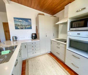 Cozy 3-Bedroom bungalow with Bonus Family Room - Photo 1