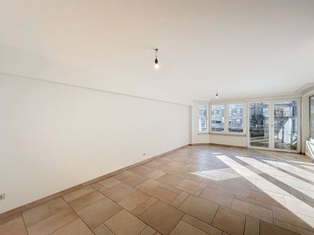 Ruim tweeslaapkamerappartement gelegen aan de Elizabetlaan, zuidgericht. - Photo 3