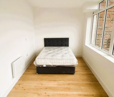 Studio Flat, High Street, N12 - Photo 2