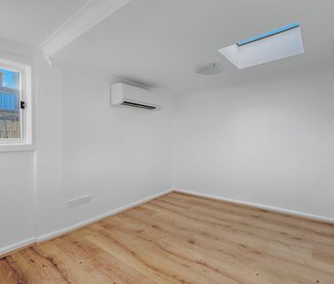 Sophisticated and Stylish Renovated House with Pool - Photo 4