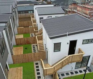 Stunning Four Bedroom Townhouse - Photo 3