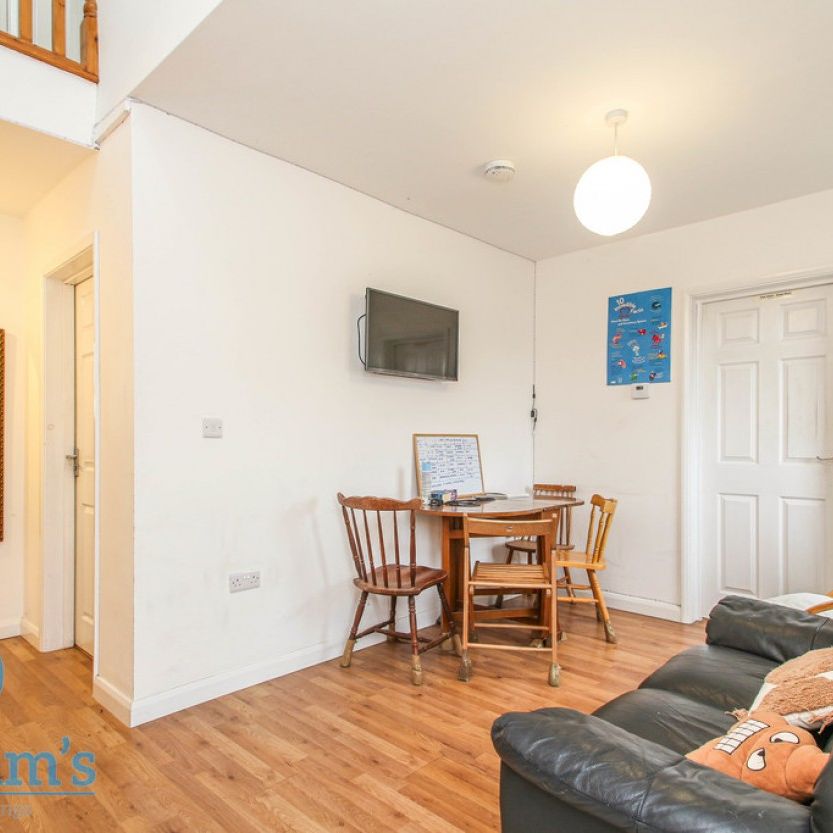 5 bed Detached House for Rent - Photo 1