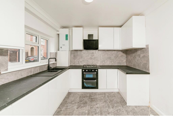 1 bedroom in a house share to rent - Photo 1