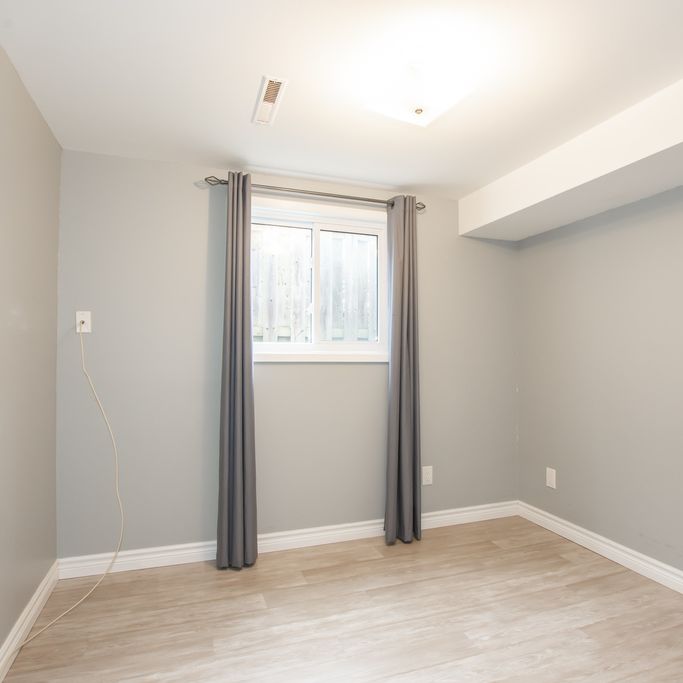 7306 Westfield Dr, Niagara Falls - 4 Bedroom House with Koi Pond - Photo 1