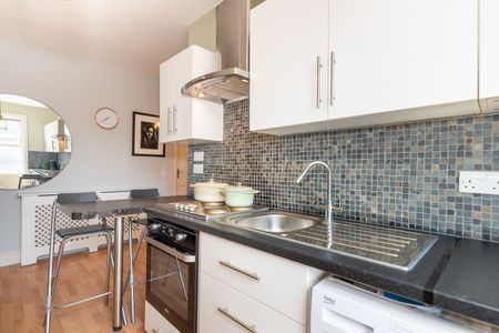 1 Bed Flat, Park Grove Road, E11 - Photo 4
