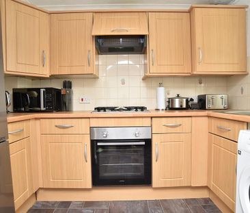 4 bedroom semi-detached house to rent - Photo 6