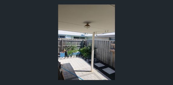 Comfortable 4-Bedroom Home Close to Schools, Shops & Beach - Photo 2