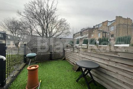 All Bills Included, duplex studio with roof terrace - Photo 4