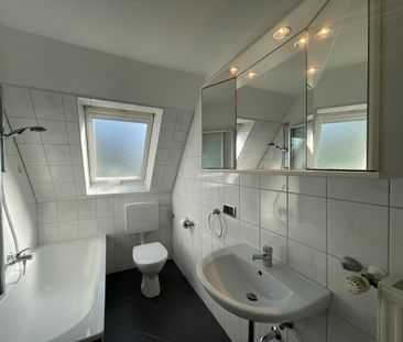 Gemütlich und gepflegt im Dachgeschoss! 2-Zimmer-Mietwohnung - Photo 2