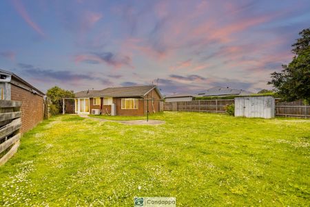 COSY 3 BEDROOM HOME IN GREAT LOCATION!!! - Photo 3