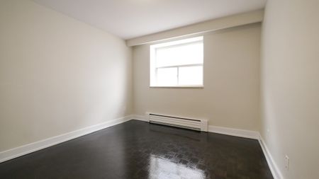 Waterfront Large Renovated 2 Bedroom Apartment Etobicoke - Photo 3