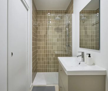 Room in a shared 10-bedroom apartment for rent in Lisbon, all bills included - Photo 5