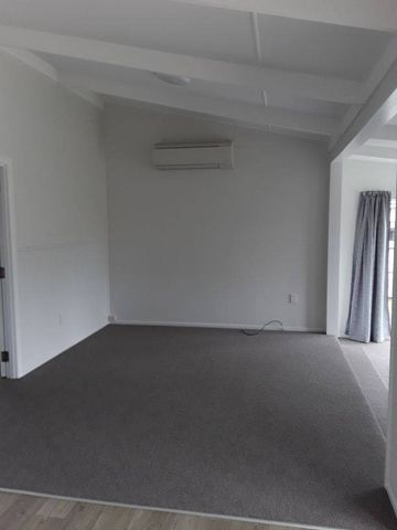 Bright & Convenient Ã¢Â€Â“ Walk to Town! - Photo 5