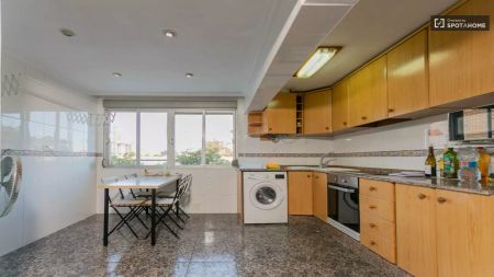 Room in a shared 7-bedroom apartment for rent in La Carrasca - Photo 2
