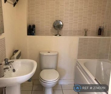 2 bedroom flat to rent - Photo 2