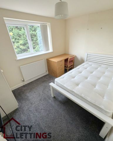 8 Bedroom Semi-Detached House - Photo 4